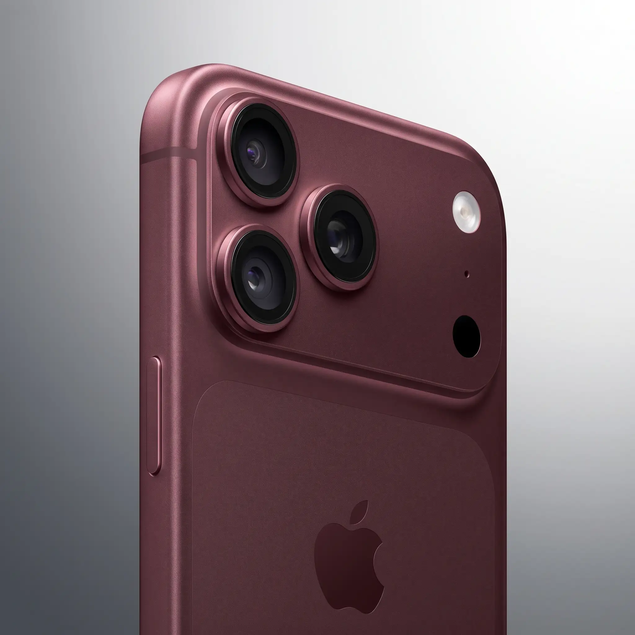 Primer plano del módulo de triple cámara trasera de un iPhone 18 y 18 Pro Max color burdeos.