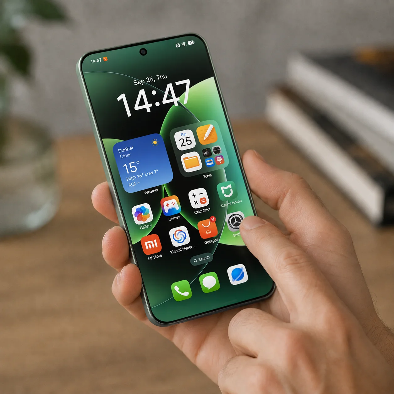 Mano sosteniendo un teléfono Xiaomi 17 pro max desbloqueado mostrando la pantalla de inicio con aplicaciones y reloj